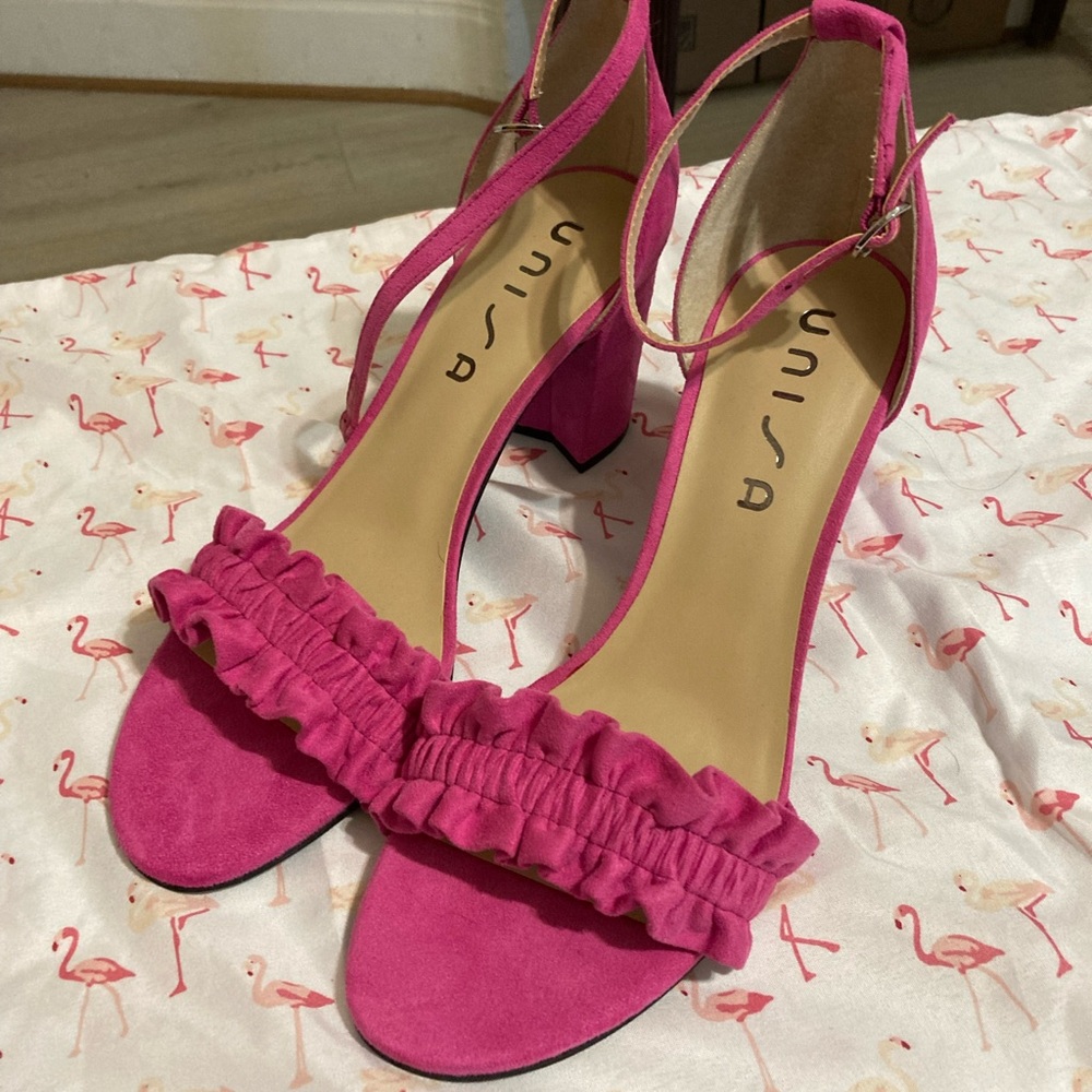 NWOT Fuchsia block heeled sandals